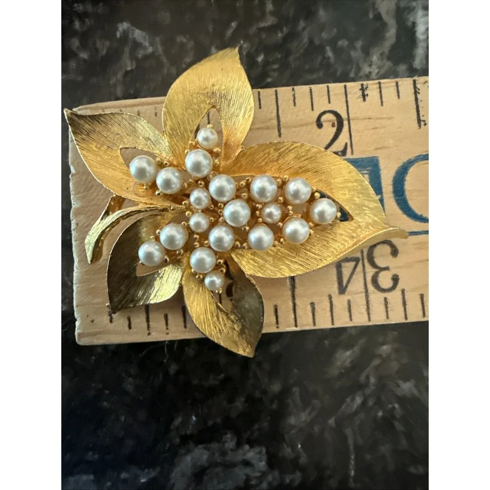 VTG Gold Tone Flower Brooch Faux Pearl Cluster Center Statement Pin